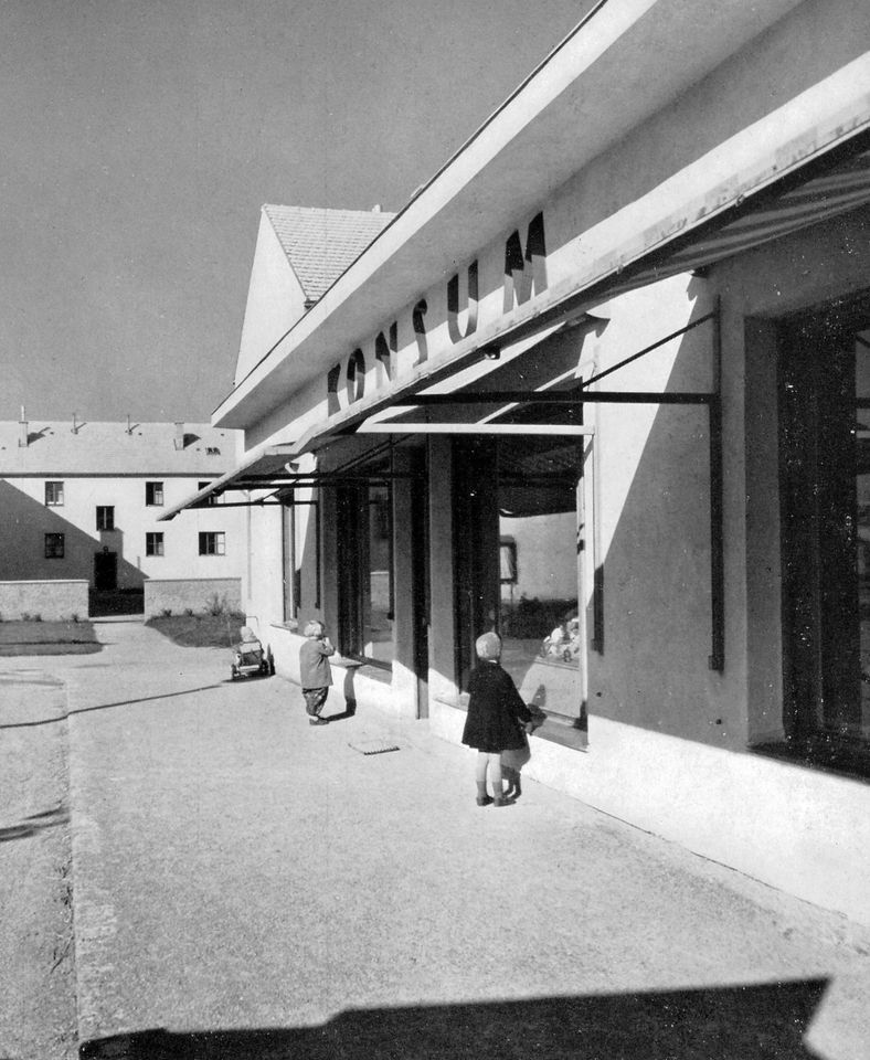 Konsumfiliale in der Ladenzeile Scottgasse, 1956. Quelle: Stadtbauamt der Stadt Wien (Hg.): Der soziale Wohnungsbau der Stadt Wien, Wien 1956, S. 135. Konsumfiliale