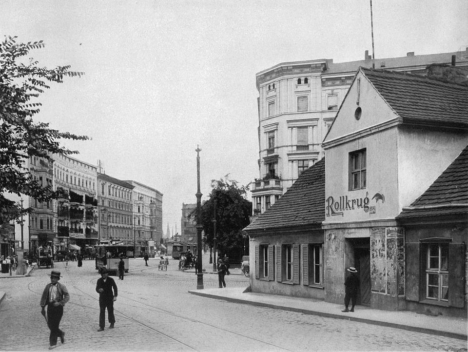 Foto © Berlin, Hermannstraße and Hermannplatz, on the right the historical inn  Foto