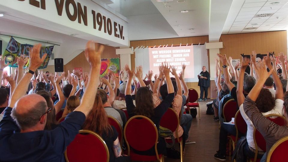 Stadtteilversammlung im Ballsaal des Millerntorstadion des FC St. Pauli