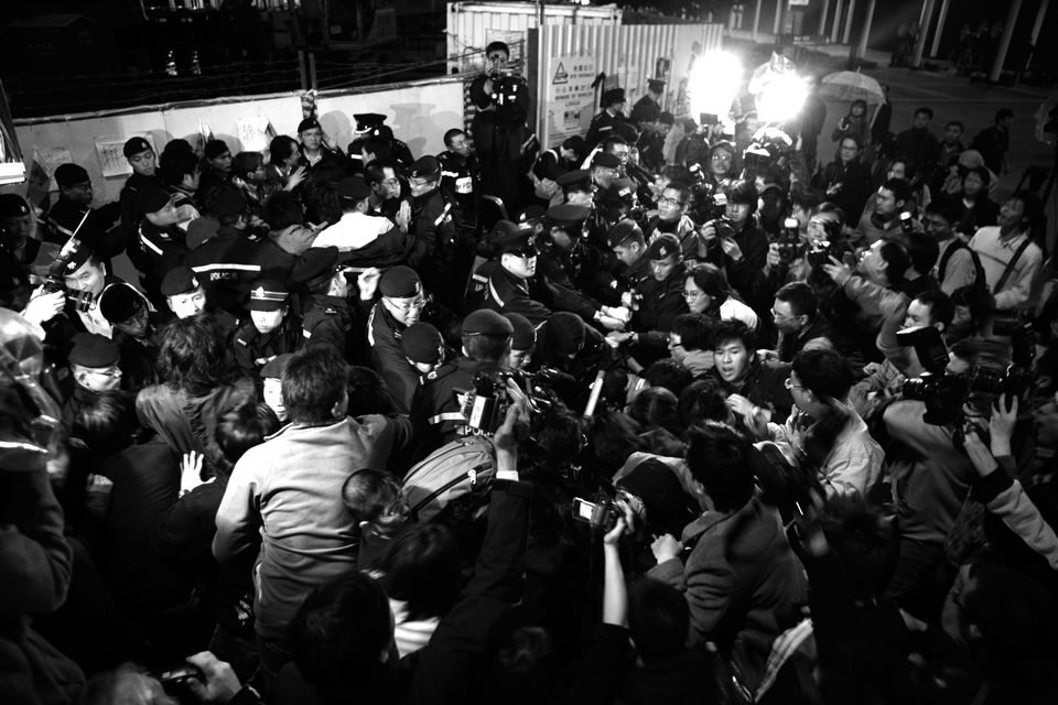 Heftige Proteste am Star Ferry Pier: DemonstrantInnen und PolizistInnen geraten aneinander. © Kith Tsang