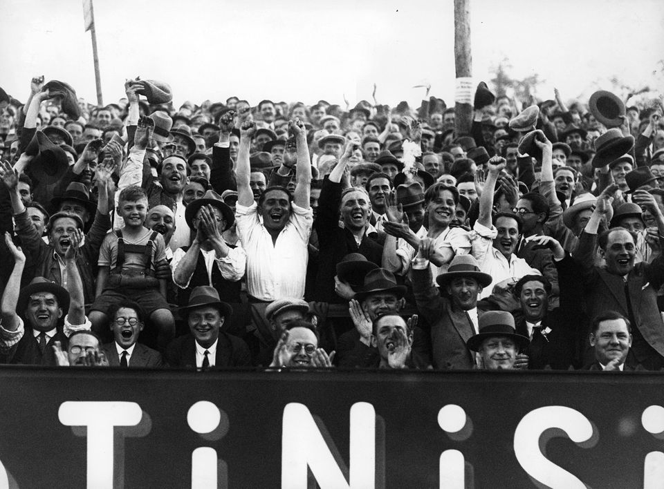 Jubel im Publikum bei einem Ländespieltor des österreichischen „Wunderteams“ auf der Hohen Warte in Wien. Um 1932. , Foto: IMAGNO/ÖNB/Lothar Rübelt