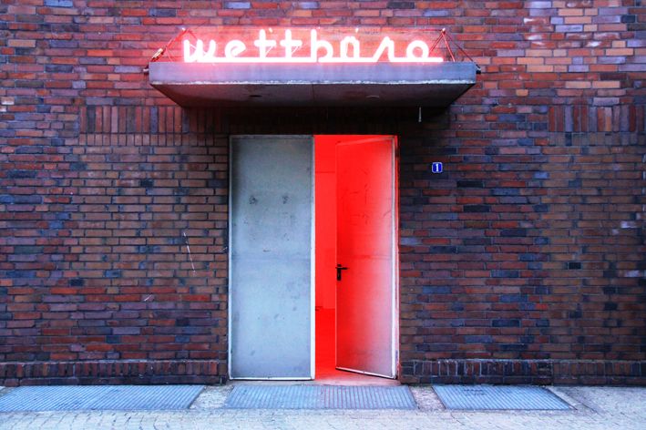 Das Wettbüro: Alles oder alles am Bahnhof in Oberhausen 2013. , Foto: geheimagentur