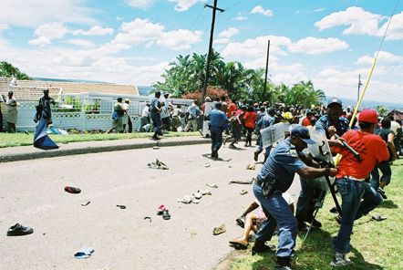 14 11 2005 police oppose foreman march, Foto: Abahlali baseMjondolo