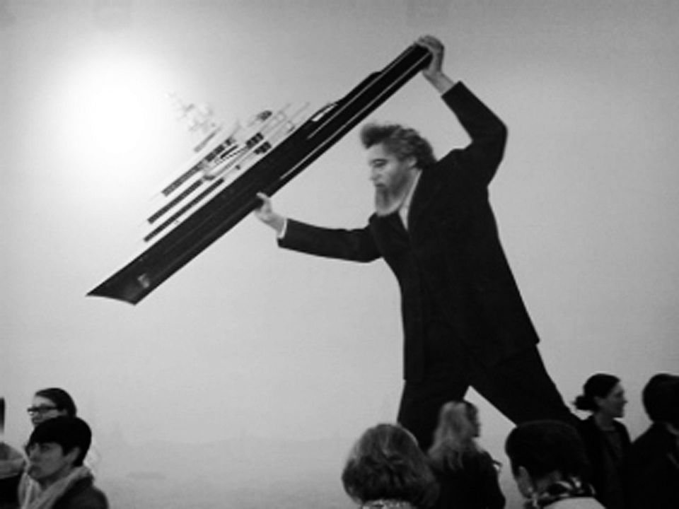 Englischer Pavillon: Im Hintergrund Wandbild von Jeremy Deller, We Sit Starving Amidst our Gold., Foto: Iver Ohm