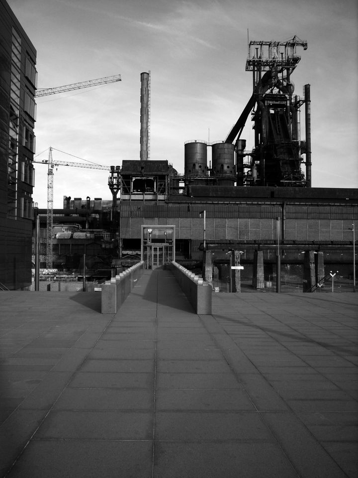 Vormalige Sperrzonen werden Potenzialflächen, Ruderalvegetation und Stadtentwicklung neben und mit dem Stahlwerk in Luxemburg. © Erik Meinharter