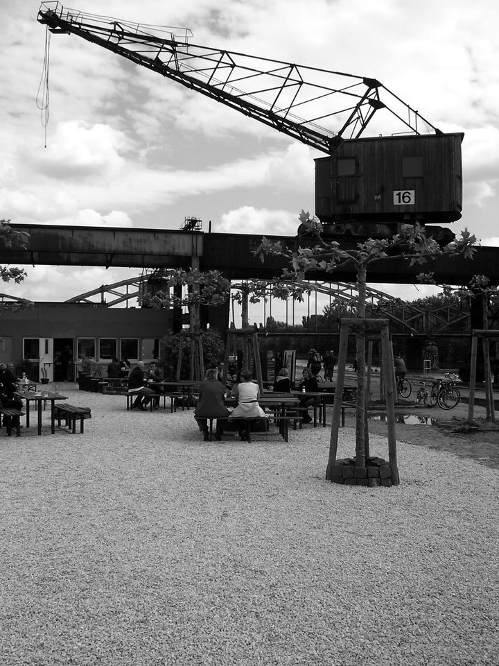 Kaffee unter alten Hafenanlagen in Frankfurt. © Erik Meinharter