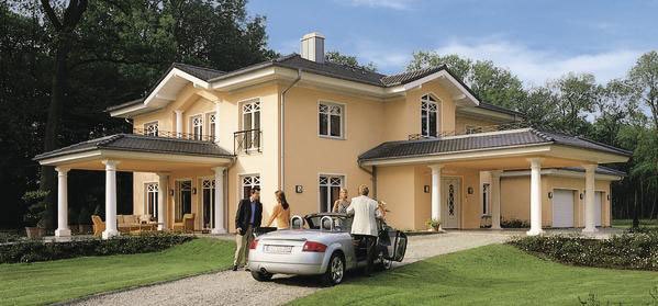 Traumvilla der Firma Weberhaus für eine Großfamilie:»Luxus pur bietet die repräsentative, apricotfarbene Villa ... Das von Säulen flankierte Eingangsportal und die raumhohen Fenstertüren in edlem Sprossendesign, die filigranen Ziergitter und die großzügigen, überdachten Terrassen unterstreichen das südländische Flair.«, Foto: Bild- und Zitatnachweis: www. weberhaus.de/nc/index/haeuser/haeuser-finden.html?tx_iccbrandboxdatasource_pi5[hausAction]=detail&tx_iccbrandboxdatasource_pi5[hausId]=3545 (Stand 30. 1. 2012)