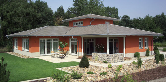 Haus Siena aus dem Bungalow-Programm der Firma Kampa: »Ein klassisches Architekturprinzip [der Bungalow, Anm. d. Verf.] neu interpretiert ... Auf Wunsch gekrönt durch das hoch aufragende Turmgeschoss als zusätzlichem, prägendem Akzent. Mehr braucht man nicht zum Leben.«, Foto: Bild- und Zitatnachweis: www.kampa.de/exklusive-haeuser/kampa-palais.html (Stand 30. 1. 2012)