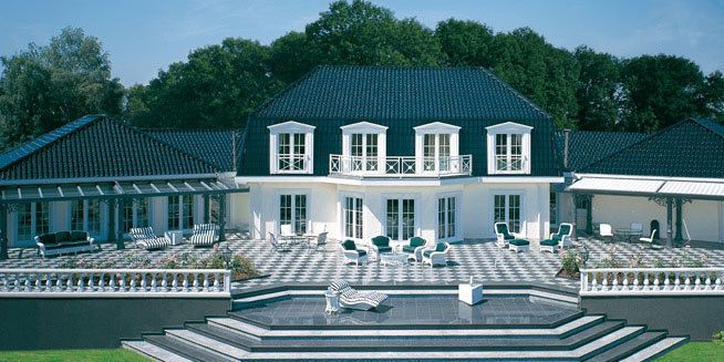 Aus dem Palais-Programm der Firma Kampa: »Für alle, die schon immer mehr wollten: Hier finden Sie repräsentatives Exterieur mit stilvollem Wohnambiente ... Mit den KAMPA Exklusiv Palais werden Ihre anspruchsvollen Wünsche Wirklichkeit.«, Foto: Bild- und Zitatnachweis: www.kampa.de/exklusive-haeuser/kampa-palais.html (Stand 30. 1. 2012)