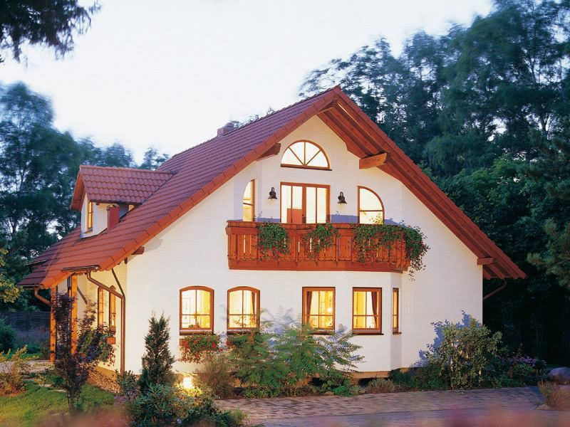 Landhaus aus dem Life-Programm der Firma Bien Zenker: »Einen urgemütlichen Charakter hat das Zweifamilienhaus. Der überdachte Hauseingang harmonisiert mit dem integrierten Carport.« , Foto: Bild- und Zitatnachweis:www.bien-zenker.de/haeuser/nach/hauslinie/life/183 (Stand 30. 1. 2012)