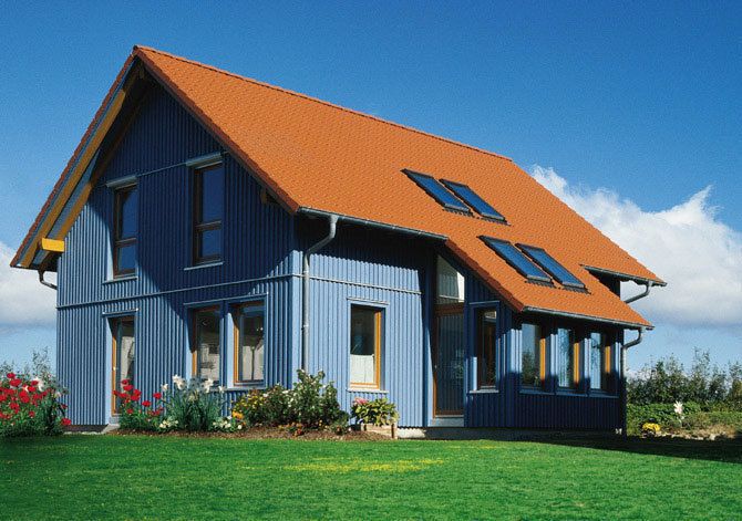 Naturhaus in Blau der Firma Haacke Haus: »Ein Farben- und Lichtkosmos, wie in einer Ferienidylle.«, Foto: Bild- und Zitatnachweis: www.haacke-haus.de/haeuser/haeuser-mit-holzfassade/naturhaus-in-blau.html (Stand 30. 1. 2012)