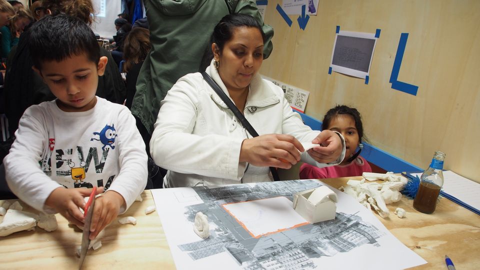 Stadtplanung selber machen – NachbarInnen arbeiten in der PlanBude mit dem Knetmodell, Foto: PlanBude / Margit Czenki 2014